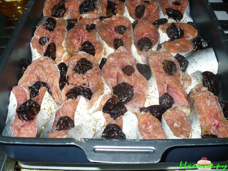 Горбуша с черносливом запечённая под шубой 