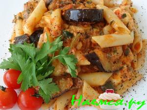 Пенне с баклажаном и моцареллой в томатном соусе