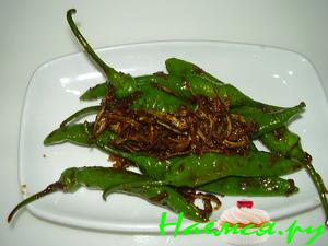 Салат из сушенных анчоусов и горького перчика