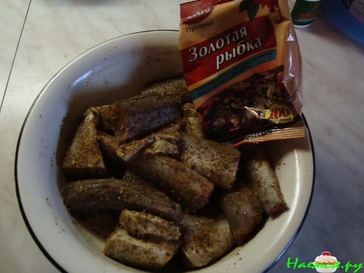 Рыба в кольчуге с салатом из овощей