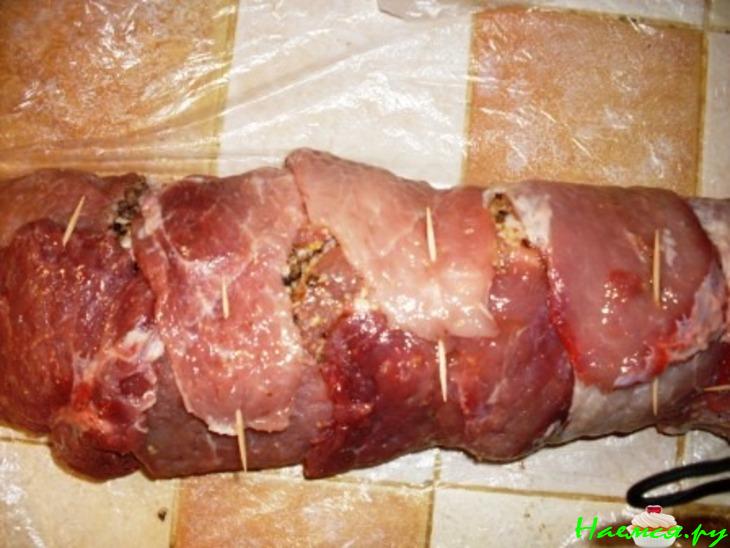 Рулет свиной с черносливом, грецкими орехами, чесноком, горчицей и хреном