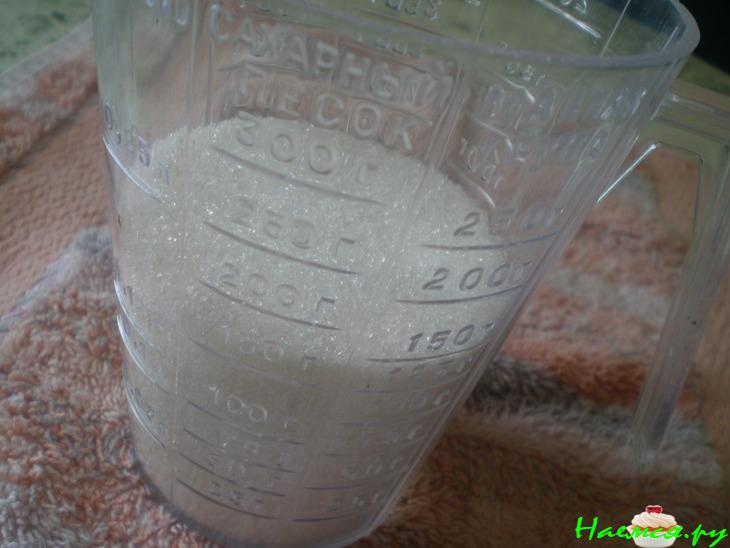 Бисквитный пирог с миндальными хлопьями