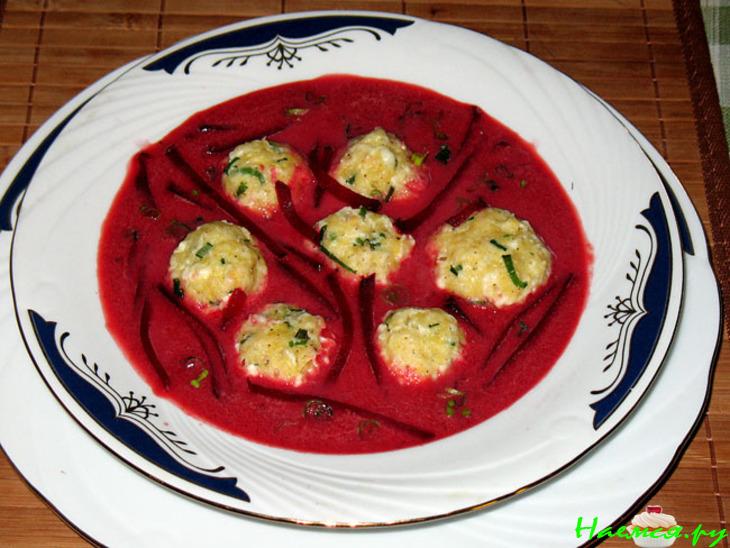 Суп-пюре из запечённой свеклы с сырными клёцками