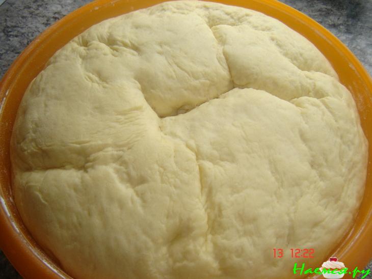 Сладкий пирожок с творогом и вишней Сладкий пирожок с творогом и вишней