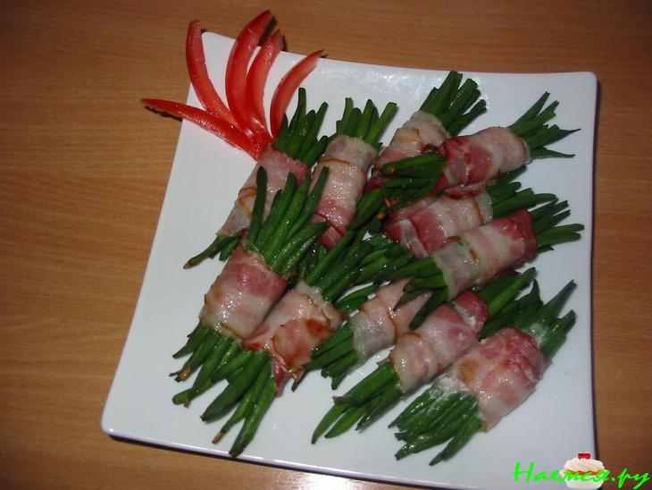 Закуска из стручковой фасоли в беконе 