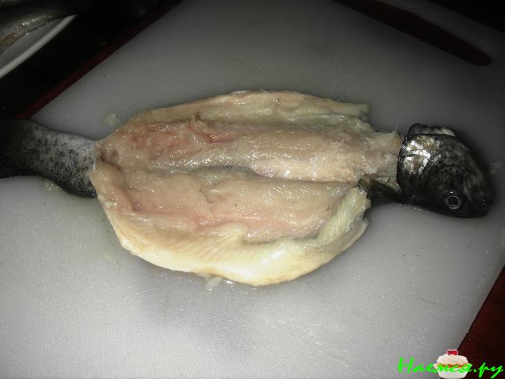 Форель запеченная с козьим сыром и зеленью