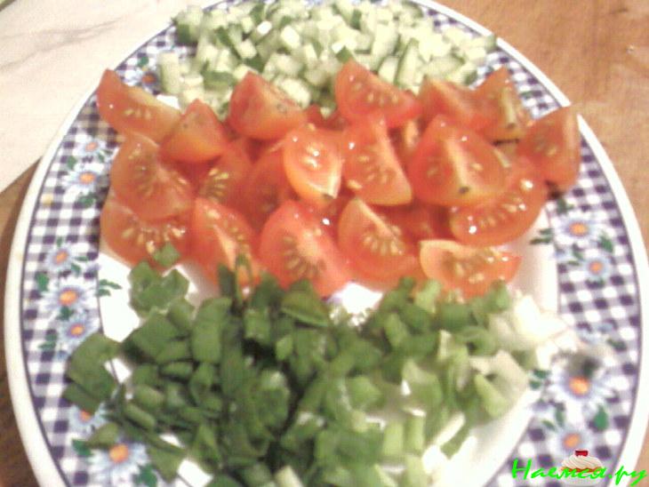 Салат из морепродуктов с сыром и авокадо