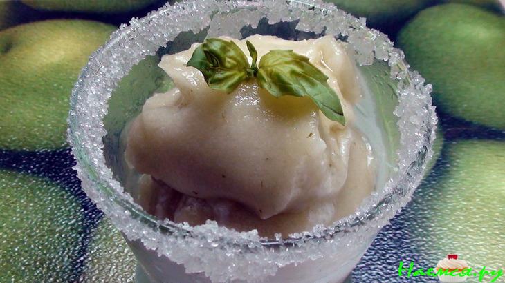 Мороженное украшенный базиликом