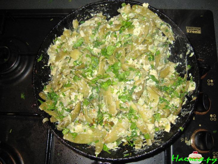 Яичница с зеленой фасолью и зеленью