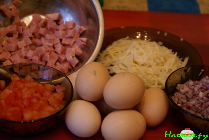 Омлет с ветчиной, луком, сыром и помидорами Омлет с ветчиной, луком, сыром и помидорами