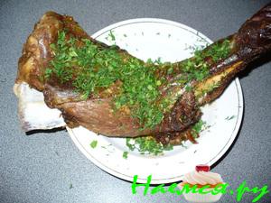 Баранья нога с чесноком и зирой