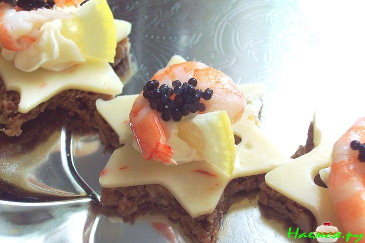 Канапе с креветками на черном хлебе