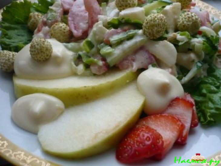 Салат "Летний fusion" с белой земляникой