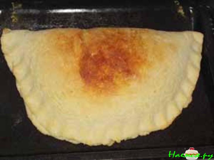 Пирог с сыром и салями