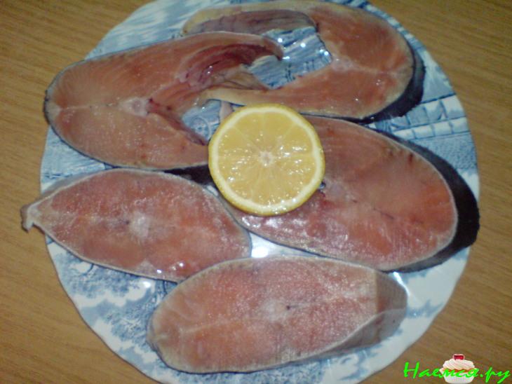 Рыбные стейки, жаренные на гриле