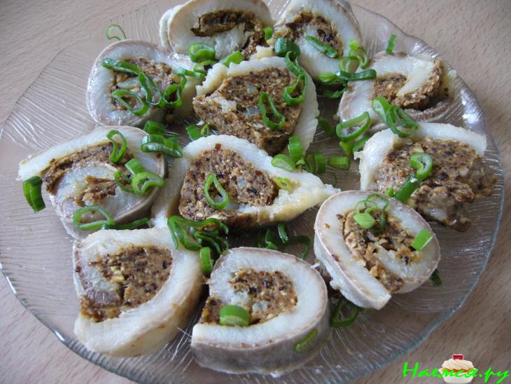 Рольмопс с черносливом и миндалем