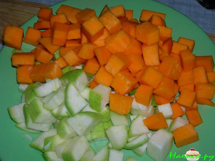 Густой чечевичный суп с копчеными свиными ребрышками Густой чечевичный суп с копчеными свиными ребрышками