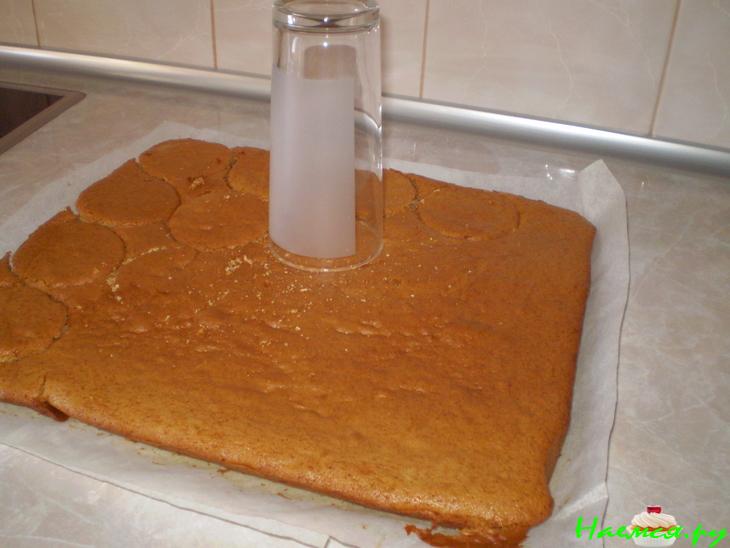 Пирожные медовые с пчелкой