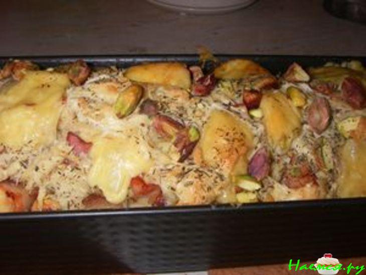 Закусочный хлеб с сыром и копченой грудинкой