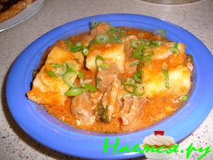 Мясо с луковыми рулетиками