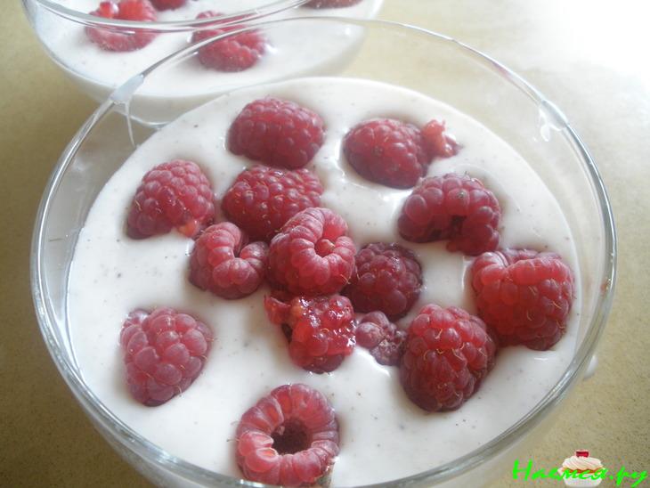 Летний кремовый легкий десерт из йогурта и ягодного желе Летний кремовый легкий десерт из йогурта и ягодного желе