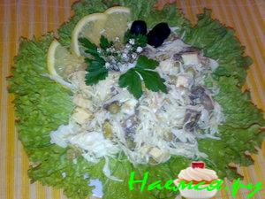 Капустный салат с курицей и горошком