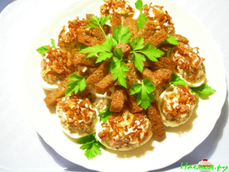 Закуска с фаршированными яйцами