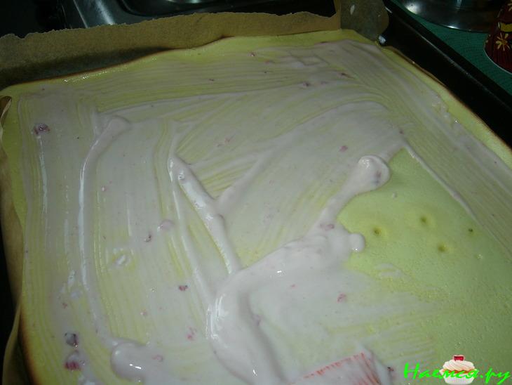 Рулет бисквитный с йогуртом и вареньем