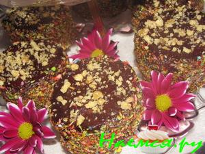 Бисквитные пирожные с яблочно-грушевой начинкой в шоколаде