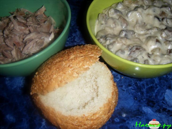 Булочка фаршированная курицей и грибами