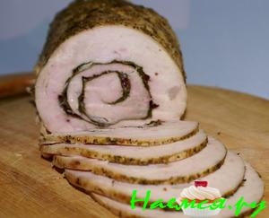 Рулет из индейки с чесноком и свекольными листьями Рулет из индейки с чесноком и свекольными листьями