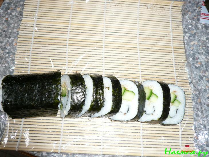 Суши-роллы с лососем Суши-роллы с лососем