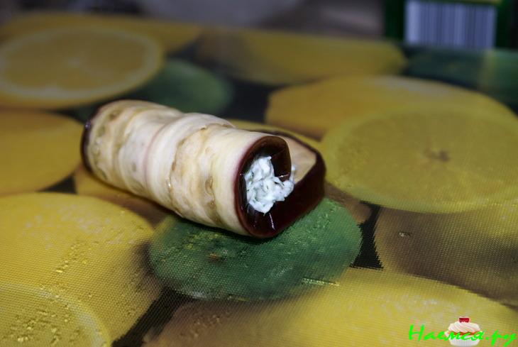 Баклажановые рулетики запеченные с творогом и беконом