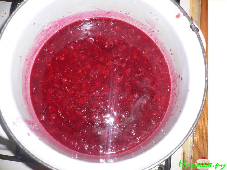 Соус из красной смородины с красным вином