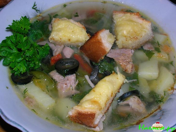 Суп из индейки с маслинами и сырными гренками Суп из индейки с маслинами и сырными гренками