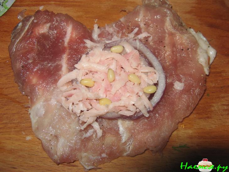 Мясные мешочки с начинкой и кедровыми орешками Мясные мешочки с начинкой и кедровыми орешками