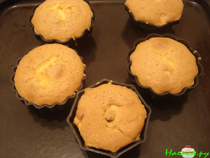 Яблочные шарлотки с клубничной пропиткой и шоколадом 