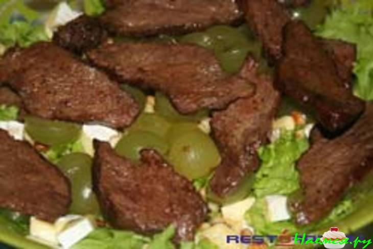 Салат мясной с виноградом и кедровыми орешками