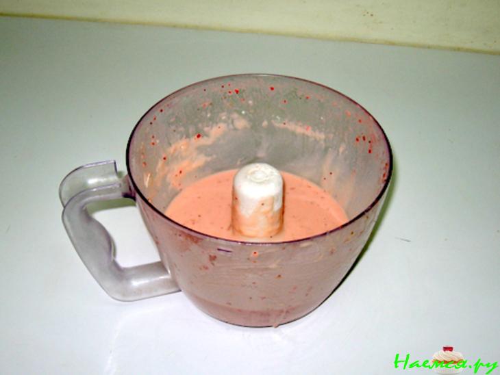 Клубничные маффины с кедровыми орешками