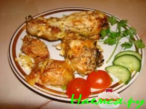 Куриные голени с кунжутом и яблоками