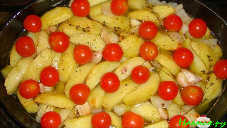 Форель, запеченная с чесночным картофелем и фенхелем