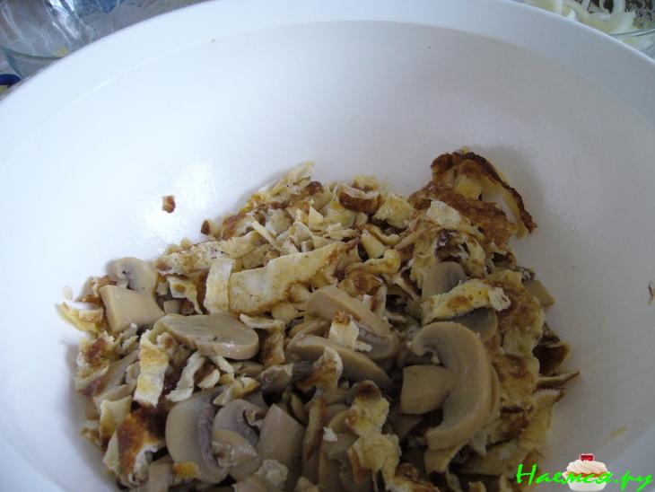 Грибной салат с яйцом и зеленым луком Грибной салат с яйцом и зеленым луком