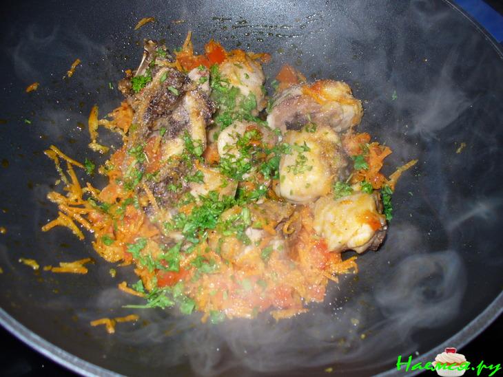 Тушенные макароны с курицей