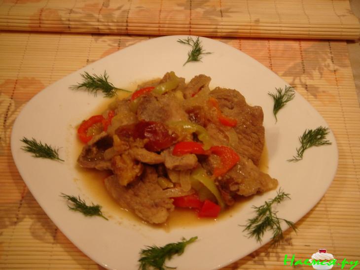 Тушеная свинина с яблоками и сливами