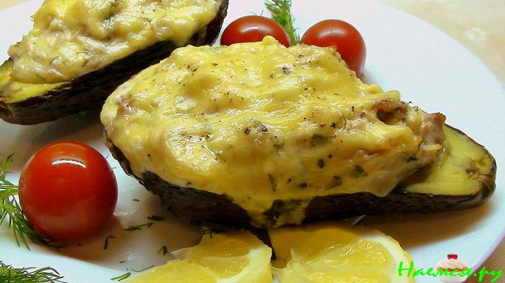 Лодочки авокадо, запеченные с курятиной Лодочки авокадо, запеченные с курятиной