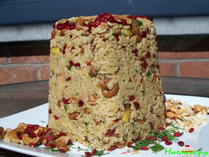 Праздничный рис с орехами и барбарисом