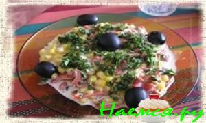 Салат "Фантазия" с колбасой и маслинами