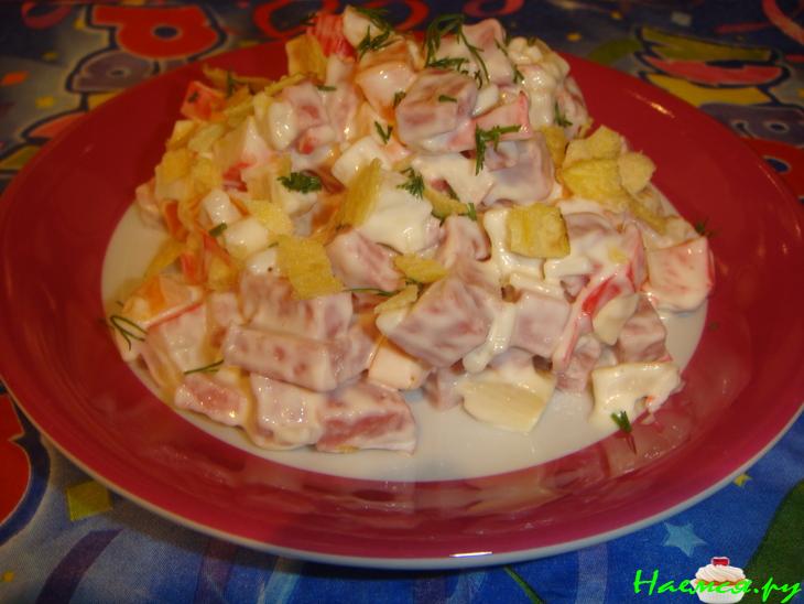 Салатик с копченой колбаской "Выдумка"