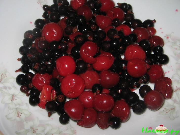 Пирог вишнево-смородиновый с шоколадом Пирог вишнево-смородиновый с шоколадом