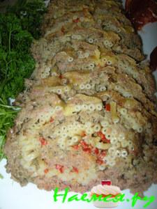 Мясной рулет с макаронами, болгарским перцем и сыром